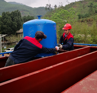 广西南宁南峰净水设备有限公司专业安装/维修一体化净水器、压力式净水器、无阀过滤器、重力式净水器等大型水处理。