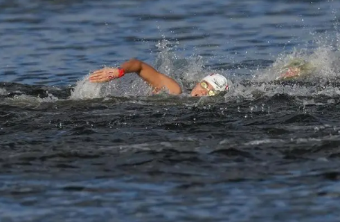 東京灣水質再引質疑，黑蟲爬滿中國馬拉松游泳運動員身上